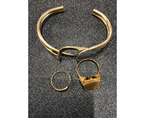 A vintage 9ct hallmarked gold shell set ring, a further vintage unhallmarked gem-set ring, assessed as 9ct gold, and a solid 