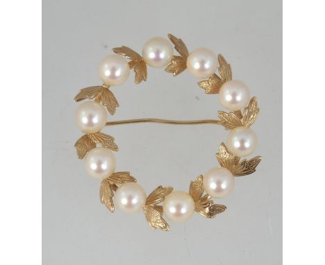 A vintage 9ct gold hallmarked wreath brooch pin set with pearls and stylized leaves with roller clip clasp. Hallmarked London