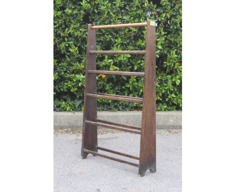 A retro mid century beech wood vintage towel rail of tapering form united by turned rails. Measures H85 x W50 x D13