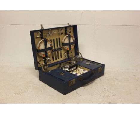 A vintage retro Sirram picnic set in original case, does appear to be complete (although is unchecked). Within the original c