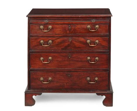 GEORGE III MAHOGANY BACHELOR'S CHEST OF DRAWERS 18TH CENTURY the crossbanded top with a moulded edge above a slide and four l