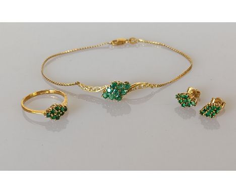 An emerald and yellow gold bracelet, earrings and ring set, stamped 750, 7.8g