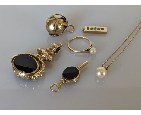 A selection of 9ct gold jewellery to include an ingot pendant, a watch winder with onyx and carnelian decoration, a swivel fo