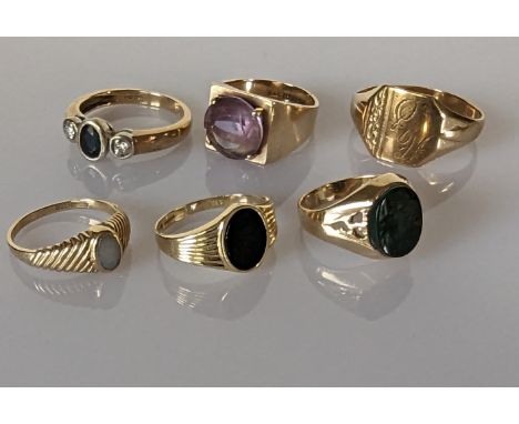 An assortment of five lady size rings set in 9ct yellow gold with amethyst, bloodstone, opal, onyx and sapphire, sizes G, H, 