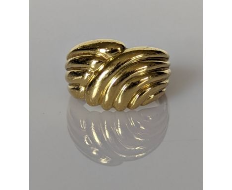 An 18ct yellow gold ring with fluted decoration, stamped 750, size M, 8.4g