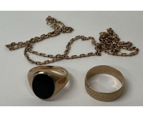 A 9 carat wedding band together with a gold chain etc. Approx. 9 grams. Est. £80 - £120.
