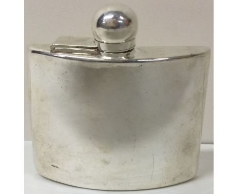 A curved and heavy silver hip flask. London 1906. Approx. 133 grams. Est. £150 - £200