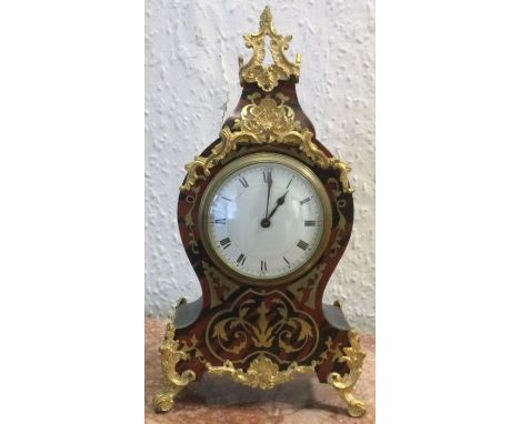 A Boulle mantle clock of typical form. Est. £30 - £50.