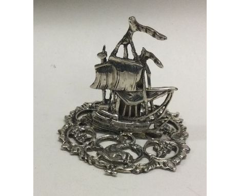 A heavy cast silver menu holder in the form of a ship. London. Approx. 39 grams. Est. £30 - £50.