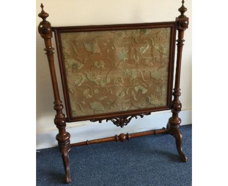 A Victorian mahogany fire screen with fluted supports. Est. £50 - £80.