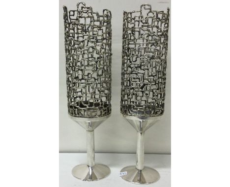STUART DEVLIN: A rare pair of silver candlesticks. London 1968. Approx. 631 grams. Est. £2000 - £3000.