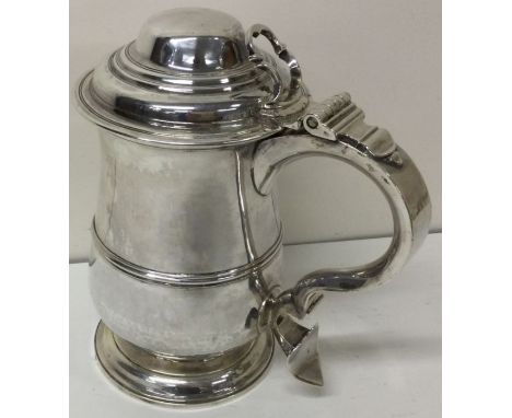 A heavy quality 18th Century silver baluster lidded tankard. London 1776. By Thomas Wallis. Approx. 797 grams. Est. £1500 - £