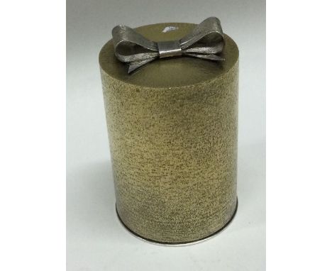 STUART DEVLIN: A silver Christmas surprise egg. London 1978. Approx. 153 grams. Est. £300 - £500.