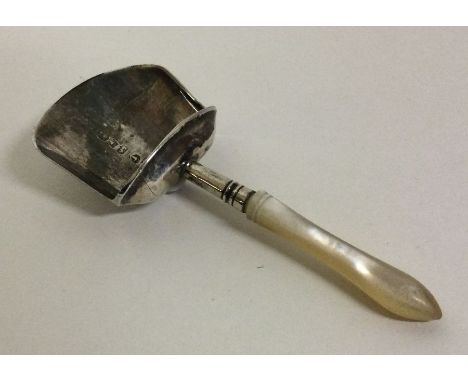 A silver caddy spoon with MOP handle. Birmingham 1807. By SP. Approx. 8 grams. Est. £30 - £40.