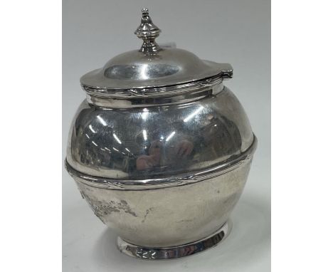 An ornate silver hinged tea caddy. London 1911. Approx. 124 grams. Est. £100 - £150.