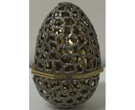 A contemporary 1980’s silver surprise egg. Possibly by Stuart Devlin. Approx. 149 grams. Est. £300 - £500.