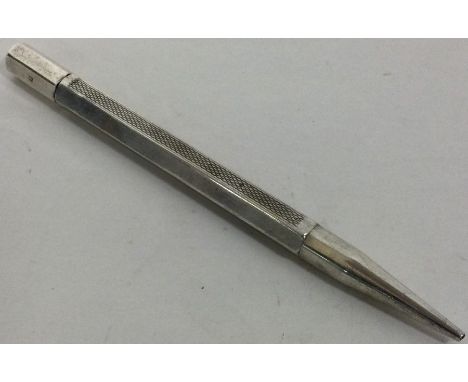 An engine turned silver pencil. London 1946. Approx. 25 grams. Est. £20 - £40.