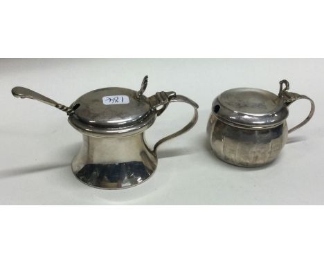 Two heavy silver mustard pots with hinged tops. Approx. 47 grams. Est. £25 - £30.