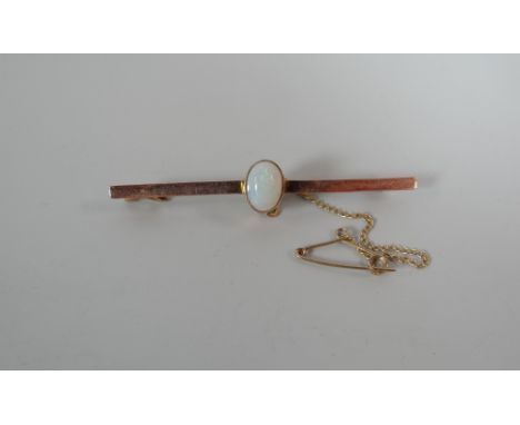 A SINGLE OPAL & 9CT GOLD BAR BROOCH with safety chain, 2.7gms