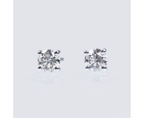   Paar Solitär-Ohrstecker  18 kt. WG. In vierfacher Krappenfassung je ein Brill. zus. 0,84 ct. Getöntes Weiß(K)-Getönt(M).vs/