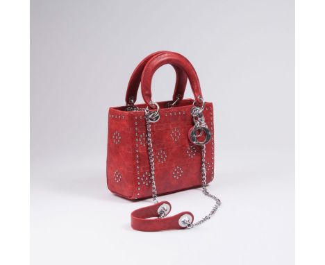   Christian Dior  Lady Dior Bag mit Nieten  Rotes Leder mit Besatz aus silberfarbenen Metallnieten. Innen 1 Reißverschlussfac