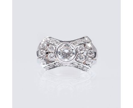   Vintage Brillant-Ring mit Solitär  Mitte 20. Jh. 18 kt. WG. Im Zentrum in Zargenfassung der Solitär ca. 0,95 - 0,98 ct. Lei