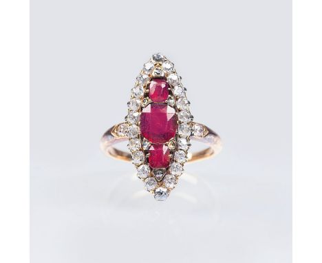   Antiker Rubin-Diamant-Ring  Um 1900. 18 kt. Roségold. Besatz mit 3 Rubine im kissenförmigen Treppenschliff sowie 24 Diam. i
