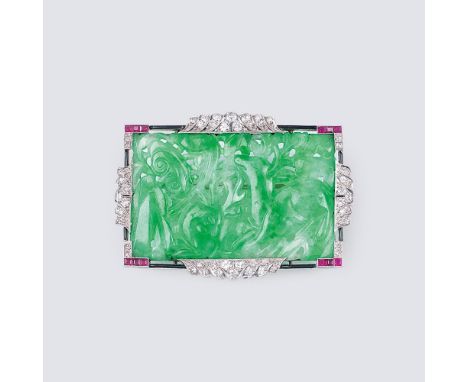   Art-déco Jade-Brosche mit Diamanten und Rubinen  Um 1925. Platin. Apfelgrüne Jade mit Schnitzerei von zwei Hirsch-Motiven i