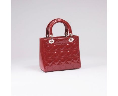   Christian Dior  Lady Dior Bag Kirschrot  Cannage-Kalbslackleder in Kirschrot, silberfarbene Beschläge und D.I.O.R-Anhänger,