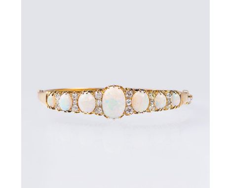   Antiker Opal-Diamant-Armreif  Um 1900. 14 kt. Roségold. Schauseitig 7 ovale Opal-Cabochons und 18 Altschliffdiam. in runder