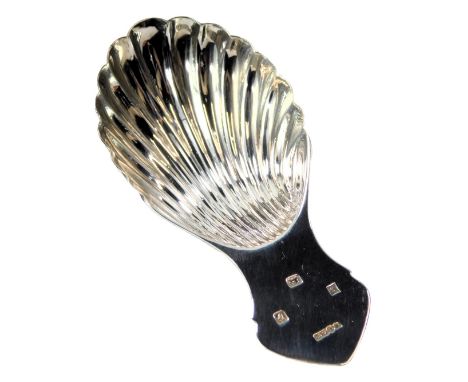 An Elizabeth II silver caddy spoon, with shell shaped bowl, Birmingham 1995, 0.59oz.