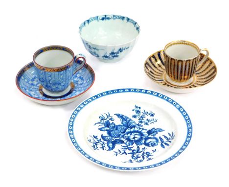 A First Period Worcester porcelain blue and white bowl, 11.5cm diameter, together with a plate decorated in the Pine Cone pat