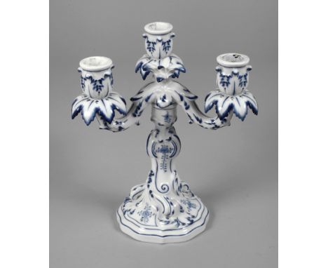 Meissen Kerzenleuchter "Strohblume"unterglasurblaue Schwertermarken nach 1934, 1. Wahl, geritzte Modellnummer 2617, zweiteili