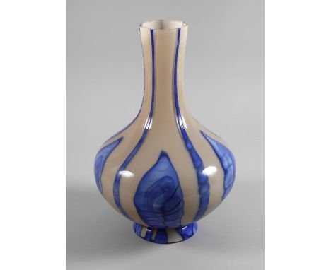 Große Fußvase Art décowohl Frankreich, um 1930, formgeblasen, lachsfarbenes Glas mit hellem Milchglas unterfangen, in der Zwi