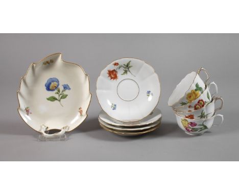 Meissen vier Teetassen und Blattschale "Blume 1"unterglasurblaue Schwertermarken 1924 bis 1970er Jahre, 1. und 2. Wahl., Präg