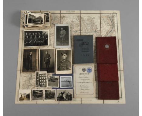 Konvolut Fotos und Mitgliedsbücher 2. Weltkriegca. 70 Fotos, vorwiegend 2. Weltkrieg, darunter Portrait- und Gruppenfotos, Gr
