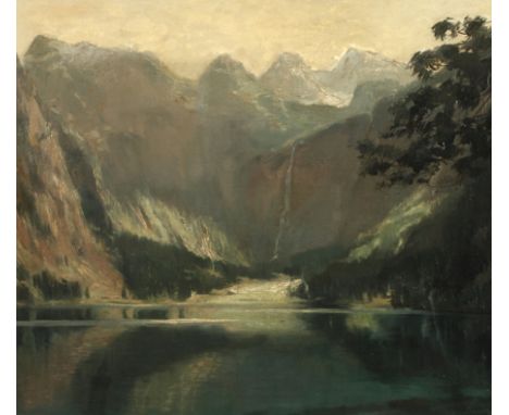 Louis Wöhner, Alpensee mit WasserfallBlick vom Ufer eines Alpensees, der von schneebedeckten Bergen umfasst ist, von denen he