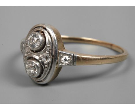 Damenring Art déco mit Diamantenum 1920, Weiß- und Gelbgold gestempelt 585, ca. 11 mm hoher Ringkopf, besetzt mit zwei Altsch