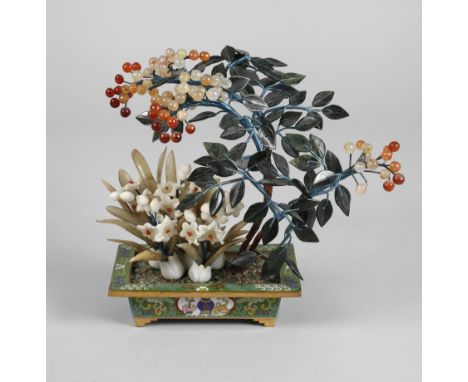 Kleiner JadebaumChina, 20. Jh., in Form eines Bonsai gestalteter Strauch mit geschnitzten Blättern aus Jade sowie Blüten und 