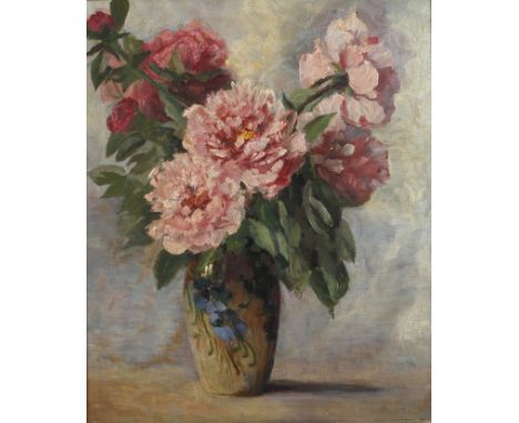 Pfingstrosenstilllebenduftig-rosa Pfingstrosenblüten in bauchiger Jugendstilvase vor lichtem Grund, pastose, impressionistisc