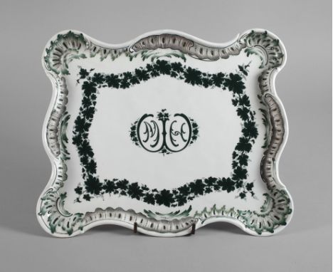 Meissen Tablett Weinlaubdekorunterglasurblaue Knaufschwertermarke 1860-1924, viermal gestrichen, geritzte Modellnummer No. 18