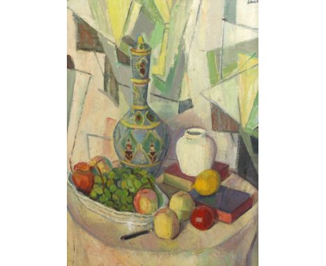Hans Scheil, StilllebenKomposition aus Vasen, Büchern und Obst in Schale vor geometrischem Grund, Stilllebenmalerei in heller