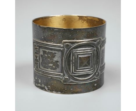 Serviettenring Jugendstilum 1910, graviertes Besitzermonogramm L.M., Metall versilbert und vergoldet, Wandung verziert mit ge