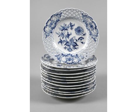 Meissen zwölf Durchbruchteller "Zwiebelmuster"unterglasurblaue Knaufschwertermarken 1888-1924, zweimal gestrichen, Präge- und