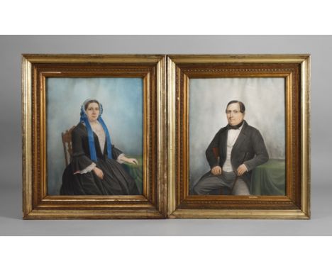 August Achilles, attr., Paar Portraitssitzende Dame mit blauer Haube und dem Betrachter zugewandtem Blick sowie sitzender Her