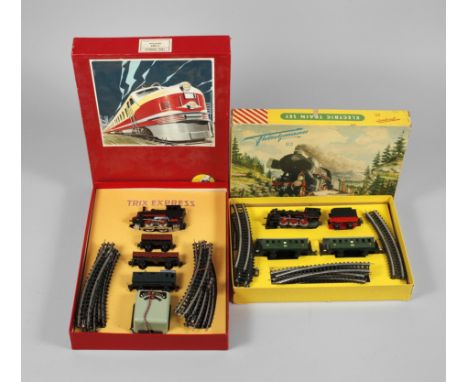 Fleischmann/Trix Zwei Zugpackungen beide 1950er Jahre, gemarkt und bezeichnet, Guss und Kunststoff farbig gefasst, Spur H0 un