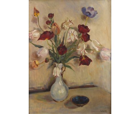 Elsa Sturm-Lindner, Tulpenstilllebenverschiedenfarbige langstielige Tulpen in schlanker Porzellanvase, vor lichtem Grund, mit