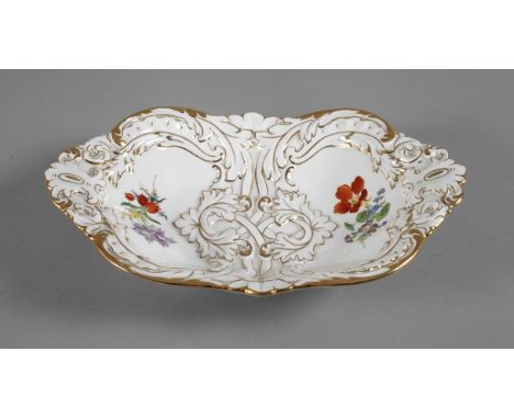 Meissen Prunkschale "Blume 3"unterglasurblaue Schwertermarke 1970er Jahre, viermal gestrichen, Prägenummern und Jahreszeichen