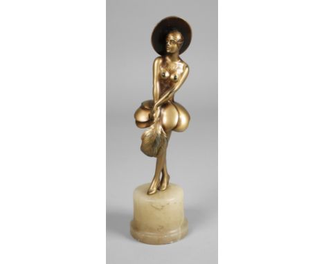 Art déco Revue-Tänzerinum 1925, unsigniert, Metallguss in Kaltbemalung staffiert, junge Dame im Revuekostüm mit großem Hut, F