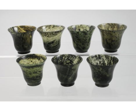 Konvolut Jadebecher20. Jh., sieben Stück, aus dunkelgrüner Jade gefertigte Sakebecher, mit konisch ansteigender Wandung und a